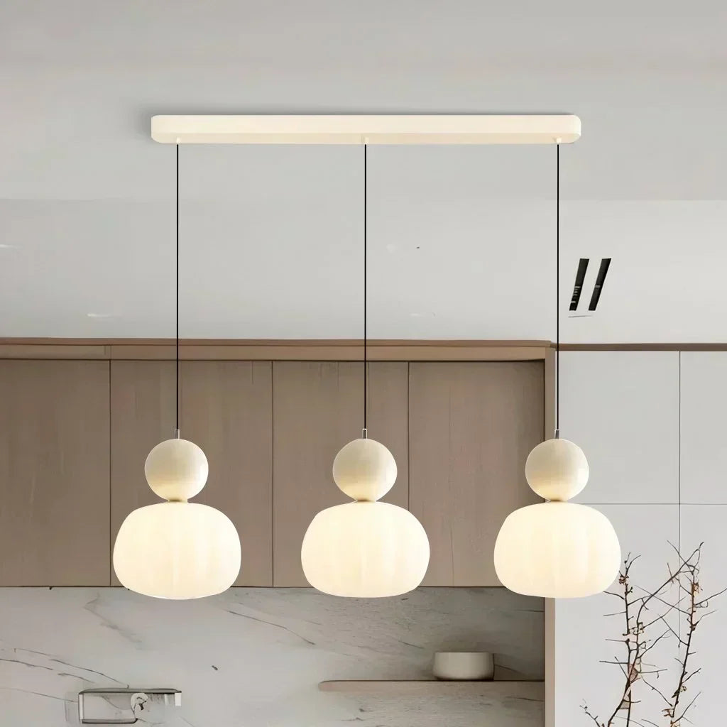 Suspension Art déco crème élégante. Luminaire raffiné au design contemporain.