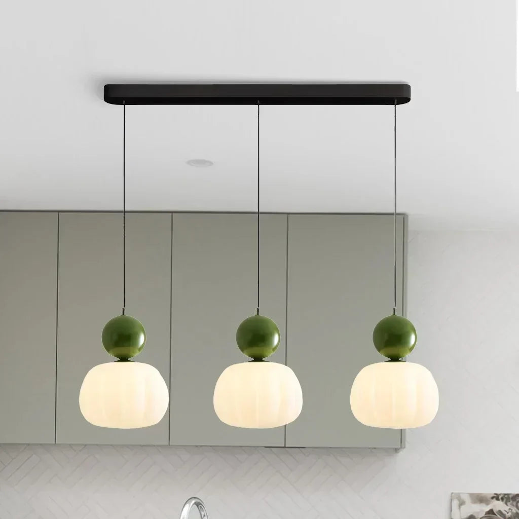 Suspension Art déco crème élégante. Luminaire raffiné au design contemporain.