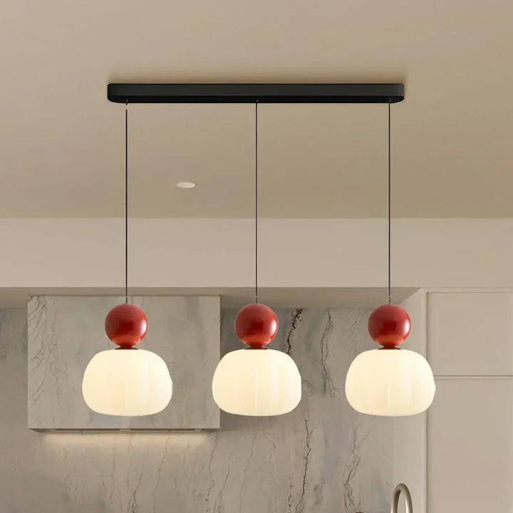 Suspension Art déco crème élégante. Luminaire raffiné au design contemporain.