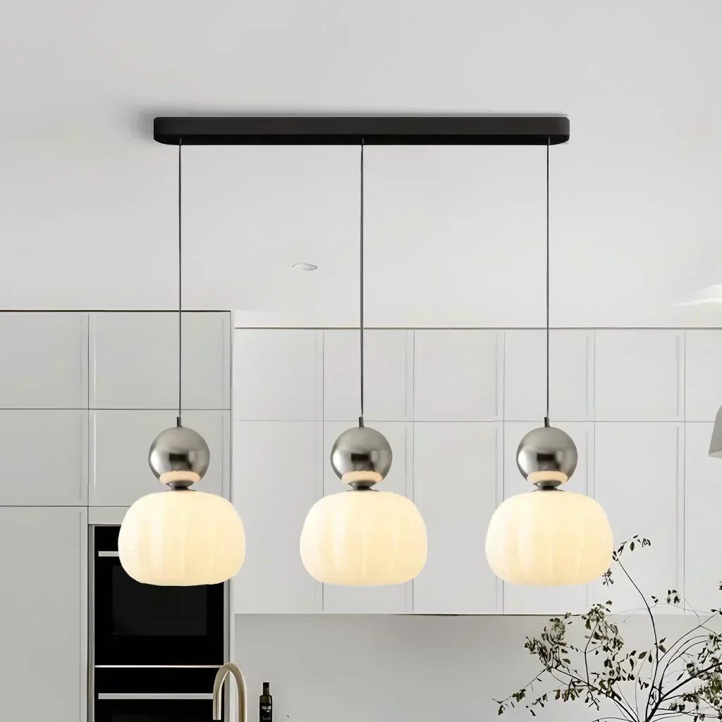Suspension Art déco crème élégante. Luminaire raffiné au design contemporain.