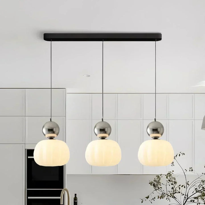 Suspension Art déco crème élégante. Luminaire raffiné au design contemporain.