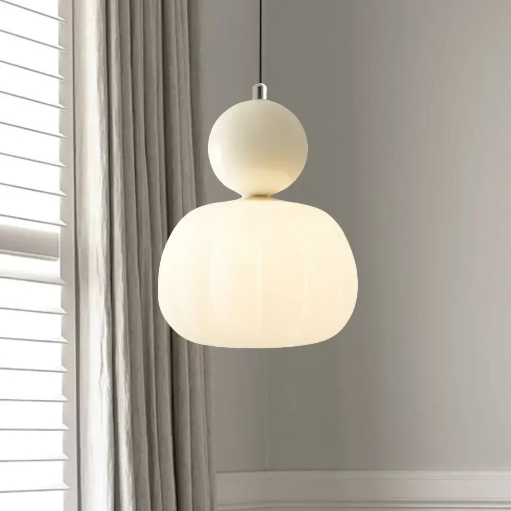 Suspension Art déco crème élégante. Luminaire raffiné au design contemporain.