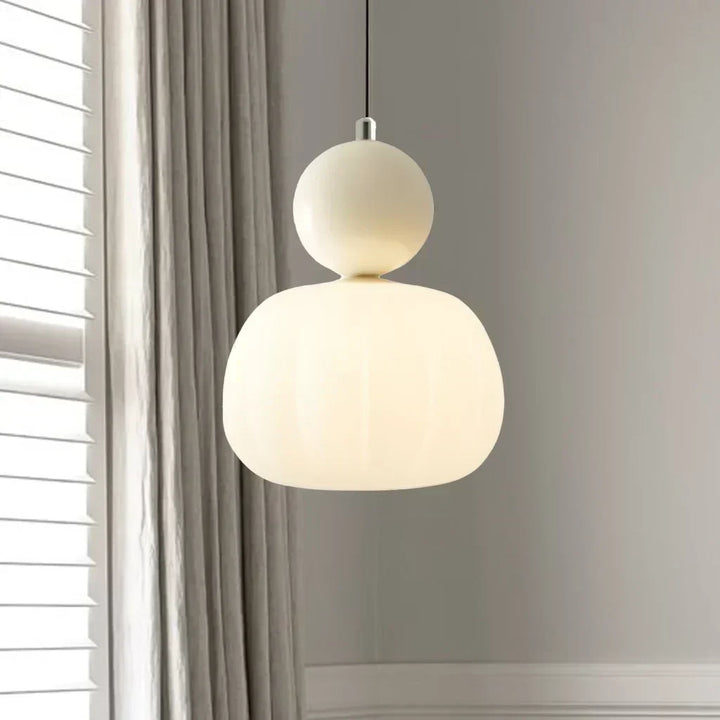 Suspension Art déco crème élégante. Luminaire raffiné au design contemporain.