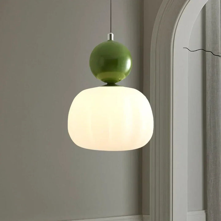 Suspension Art déco crème élégante. Luminaire raffiné au design contemporain.