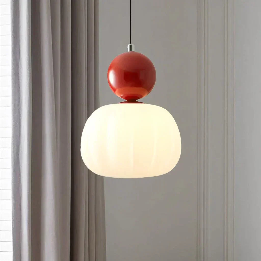 Suspension Art déco crème élégante. Luminaire raffiné au design contemporain.