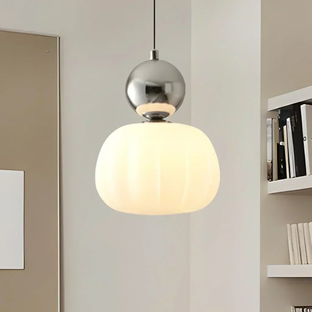 Suspension Art déco crème élégante. Luminaire raffiné au design contemporain.