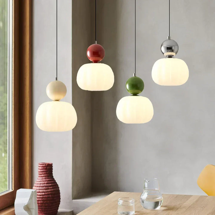 Suspension Art déco crème élégante. Luminaire raffiné au design contemporain.
