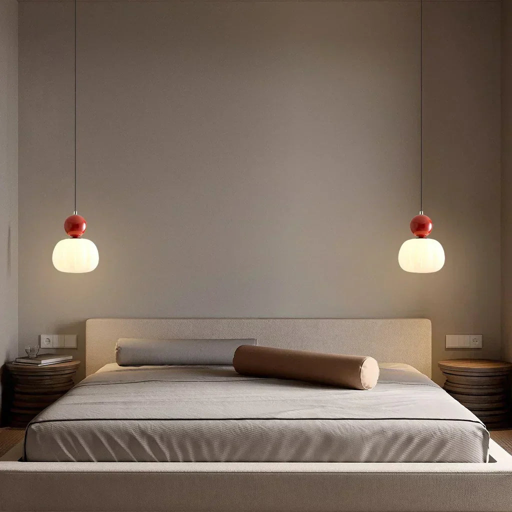Suspension Art déco crème élégante. Luminaire raffiné au design contemporain.