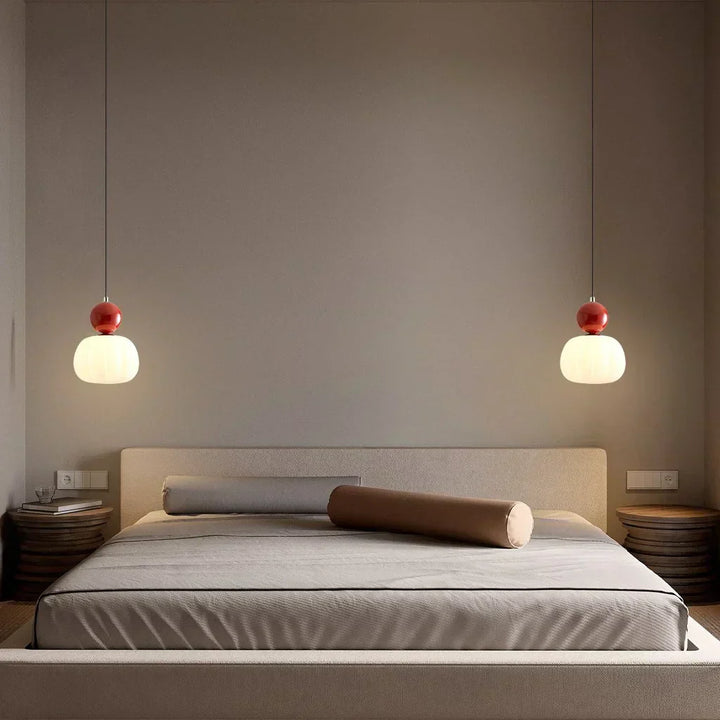 Suspension Art déco crème élégante. Luminaire raffiné au design contemporain.