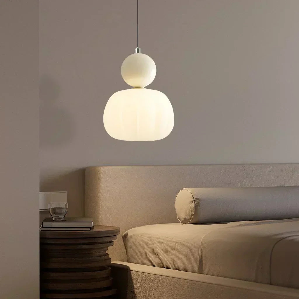 Suspension Art déco crème élégante. Luminaire raffiné au design contemporain.