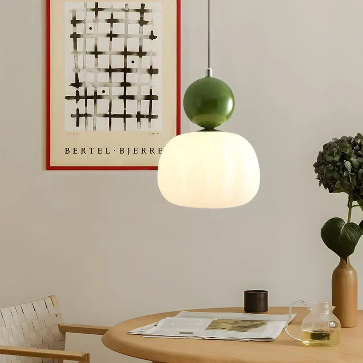 Suspension Art déco crème élégante. Luminaire raffiné au design contemporain.