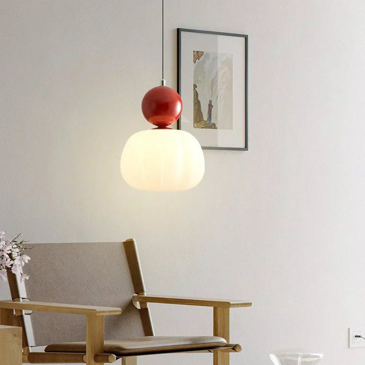 Suspension Art déco crème élégante. Luminaire raffiné au design contemporain.