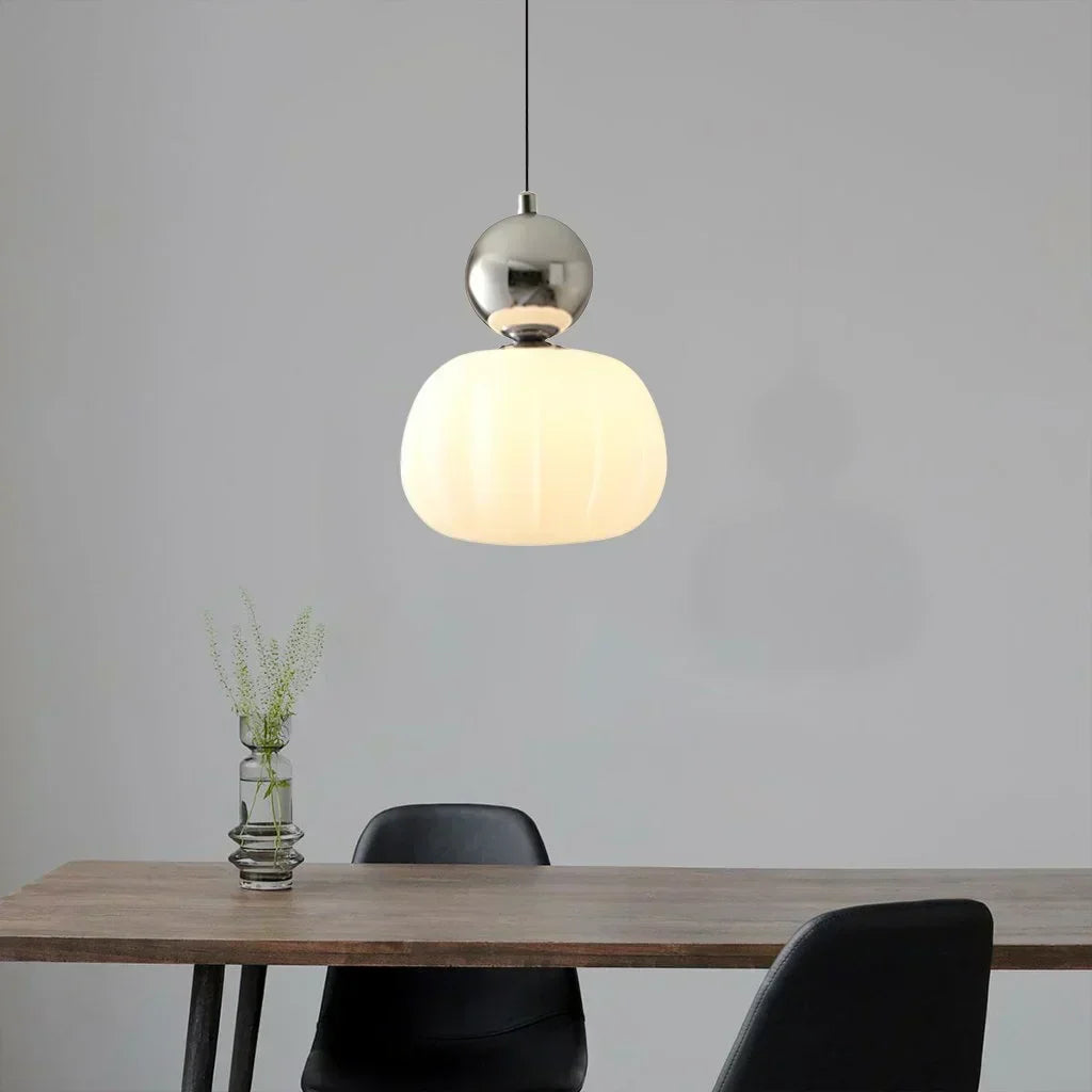 Suspension Art déco crème élégante. Luminaire raffiné au design contemporain.
