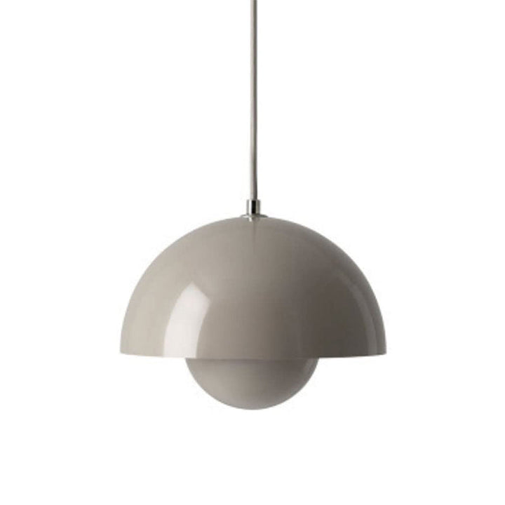 Suspension design élégante, éclairage chaud et tamisé. Luminaire moderne pour salon, chambre ou salle à manger.
