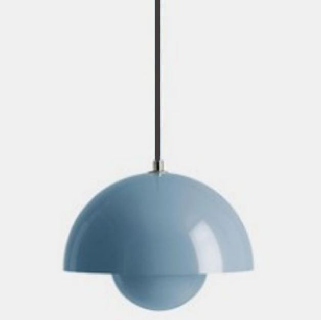 Suspension design élégante, éclairage chaud et tamisé. Luminaire moderne pour salon, chambre ou salle à manger.