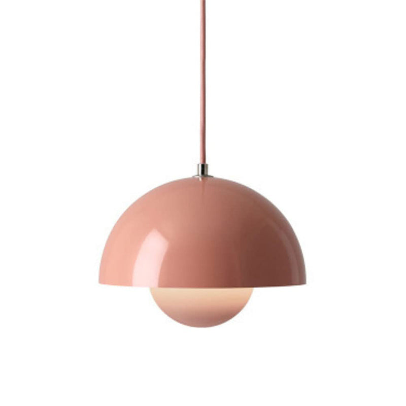 Suspension design élégante, éclairage chaud et tamisé. Luminaire moderne pour salon, chambre ou salle à manger.