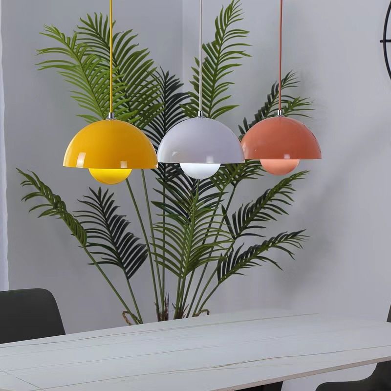 Suspension design élégante, éclairage chaud et tamisé. Luminaire moderne pour salon, chambre ou salle à manger.