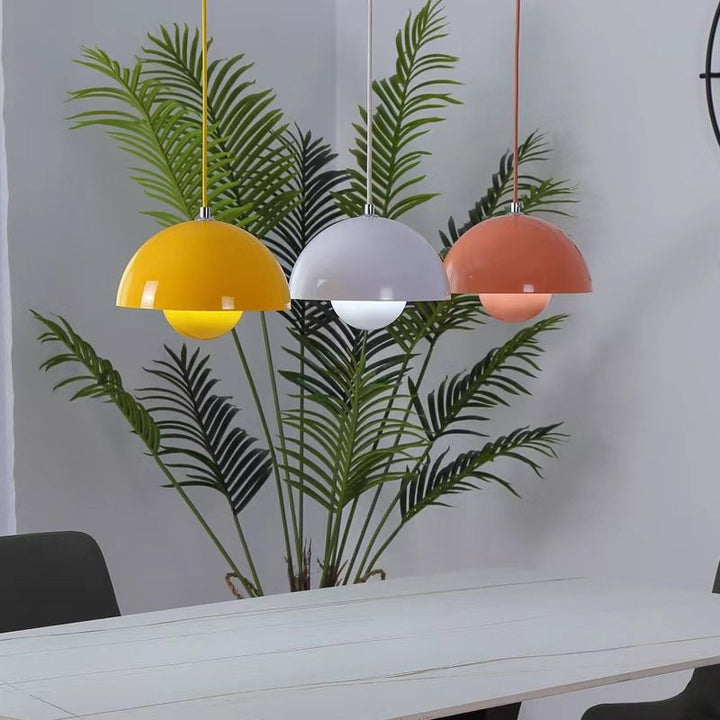 Suspension design élégante, éclairage chaud et tamisé. Luminaire moderne pour salon, chambre ou salle à manger.