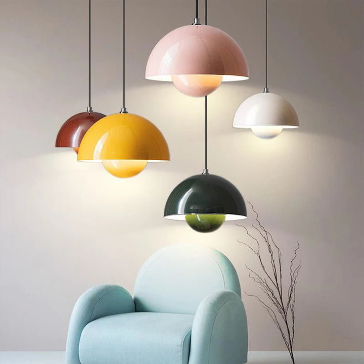 Suspension design élégante, éclairage chaud et tamisé. Luminaire moderne pour salon, chambre ou salle à manger.