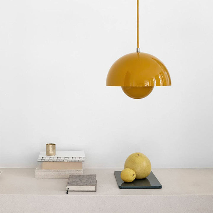 Suspension design élégante, éclairage chaud et tamisé. Luminaire moderne pour salon, chambre ou salle à manger.