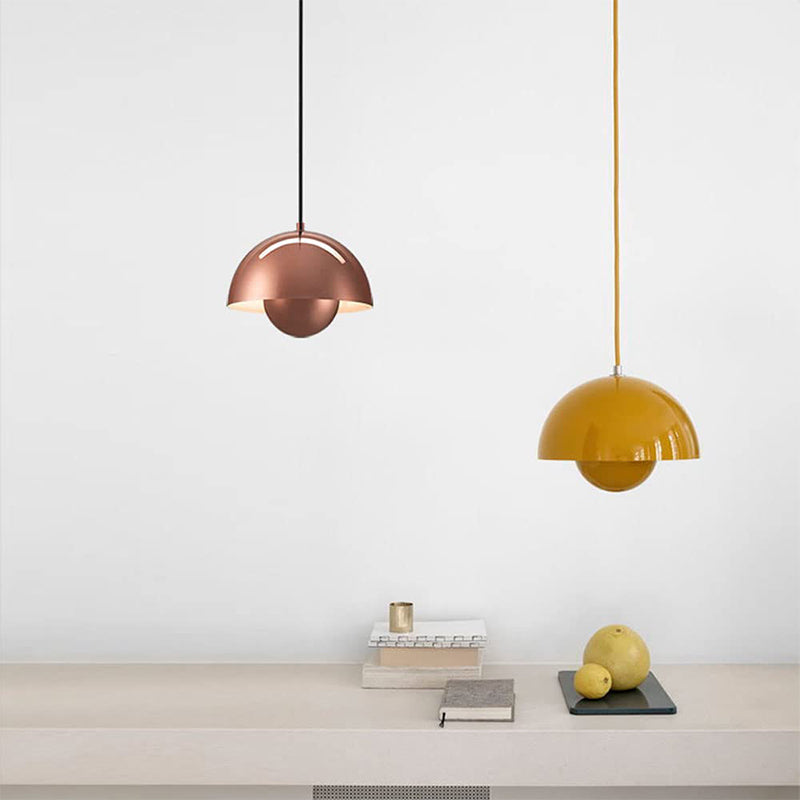 Suspension design élégante, éclairage chaud et tamisé. Luminaire moderne pour salon, chambre ou salle à manger.