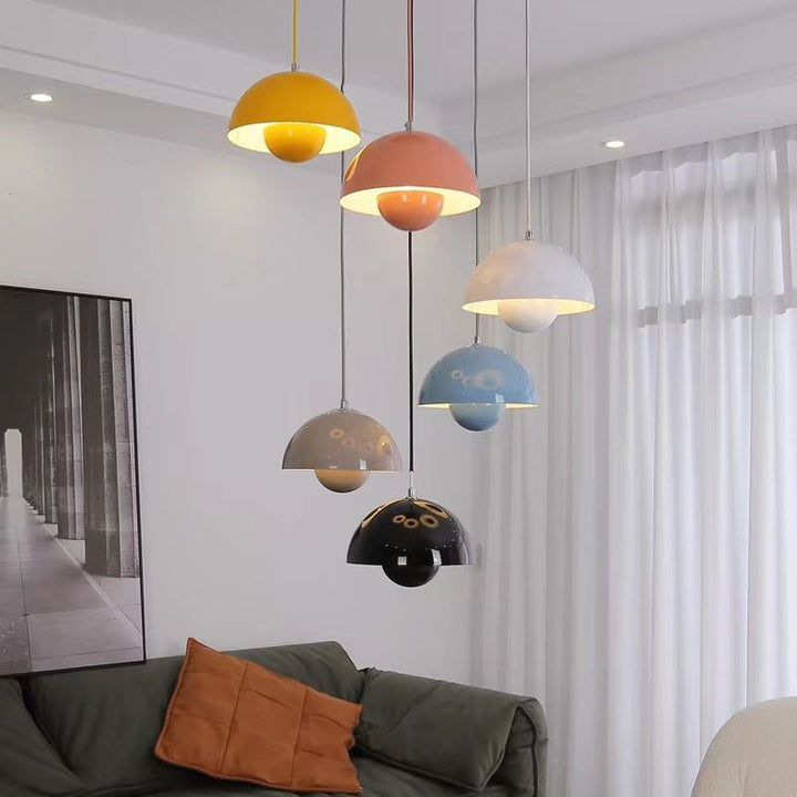 Suspension design élégante, éclairage chaud et tamisé. Luminaire moderne pour salon, chambre ou salle à manger.