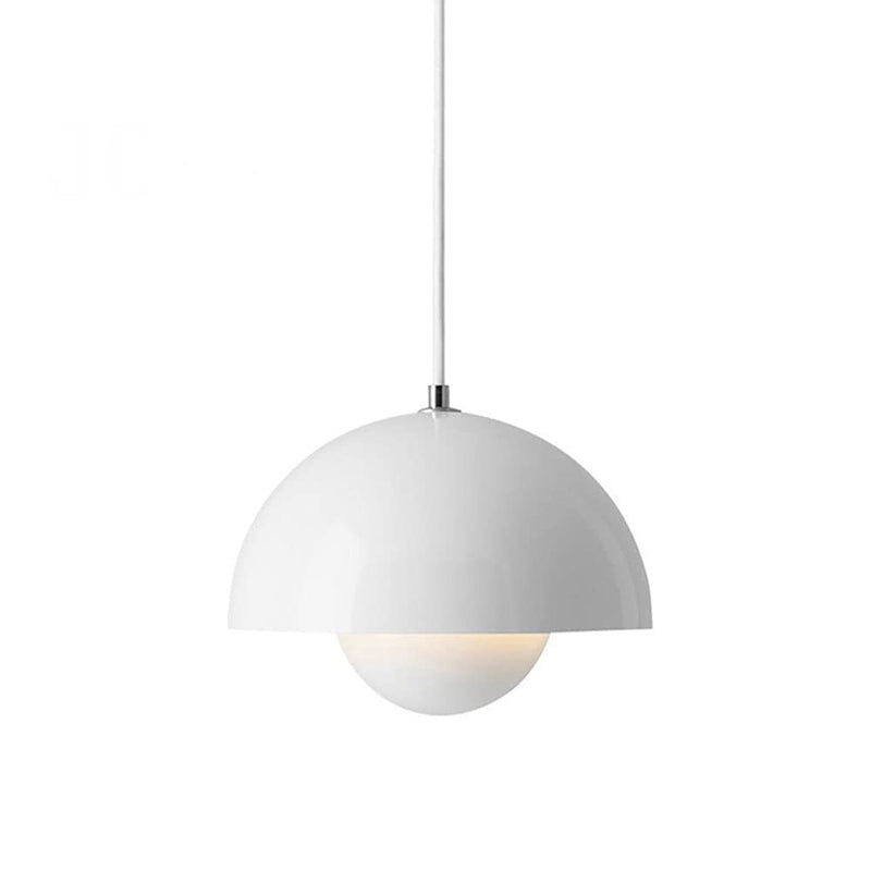 Suspension design élégante, éclairage chaud et tamisé. Luminaire moderne pour salon, chambre ou salle à manger.