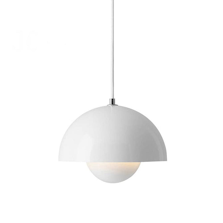 Suspension design élégante, éclairage chaud et tamisé. Luminaire moderne pour salon, chambre ou salle à manger.