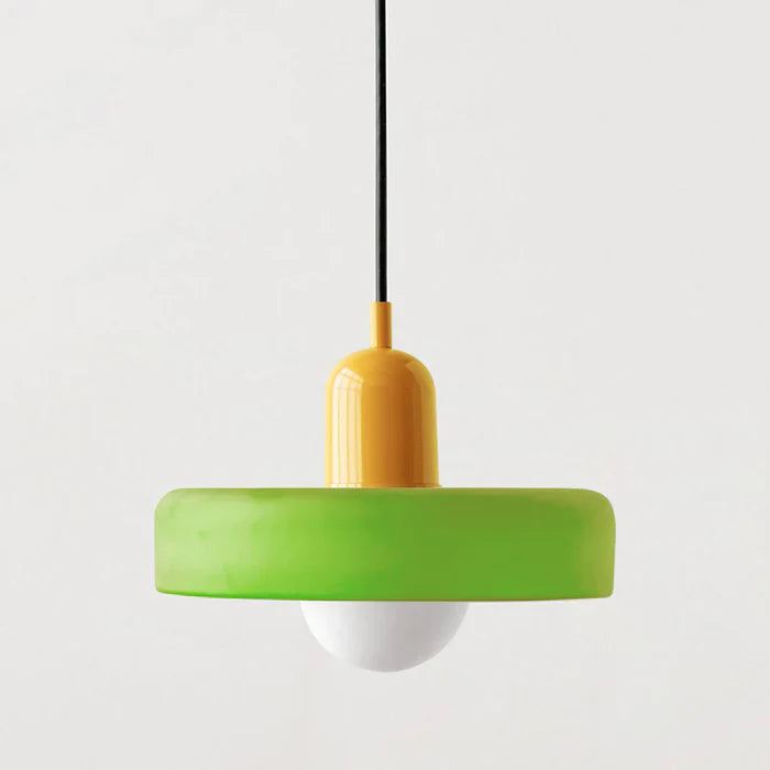 Suspension design moderne, verre coloré, éclairage élégant.