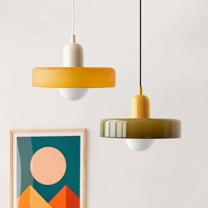 Suspension design moderne, verre coloré, éclairage élégant.