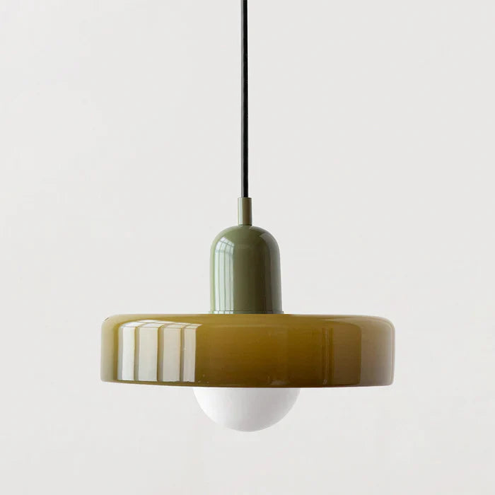Suspension design moderne, verre coloré, éclairage élégant.
