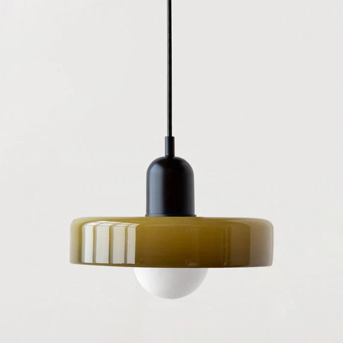 Suspension design moderne, verre coloré, éclairage élégant.