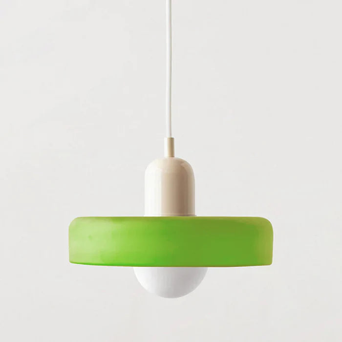 Suspension design moderne, verre coloré, éclairage élégant.
