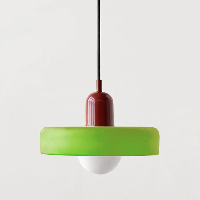 Suspension design moderne, verre coloré, éclairage élégant.