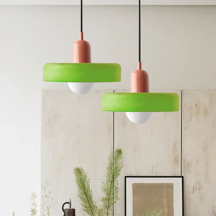 Suspension design moderne, verre coloré, éclairage élégant.