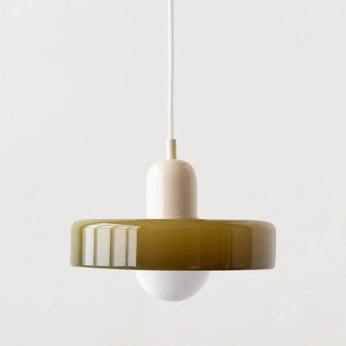 Suspension design moderne, verre coloré, éclairage élégant.