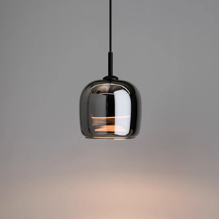 Suspension design moderne, verre noir, luminaire intérieur, style nordique. Éclairage élégant et tamisé.