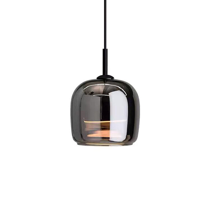Suspension design moderne, verre noir, luminaire intérieur, style nordique. Éclairage élégant et tamisé.