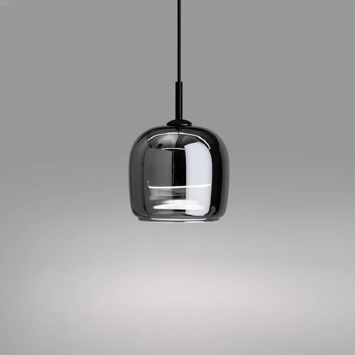 Suspension design moderne, verre noir, luminaire intérieur, style nordique. Éclairage élégant et tamisé.