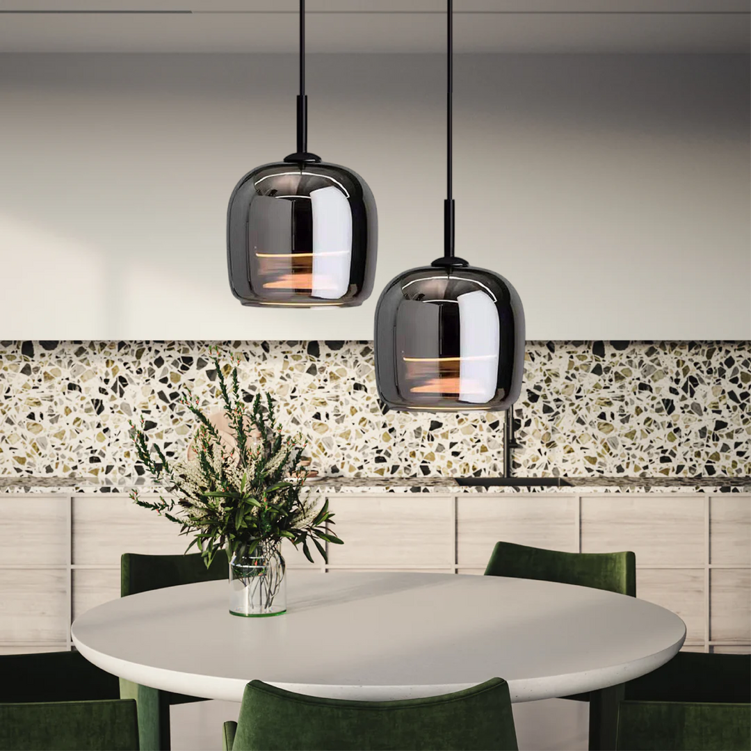 Suspension design moderne, verre noir, luminaire intérieur, style nordique. Éclairage élégant et tamisé.