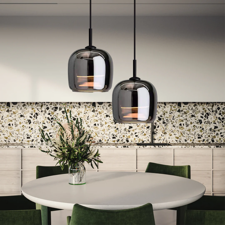Suspension design moderne, verre noir, luminaire intérieur, style nordique. Éclairage élégant et tamisé.