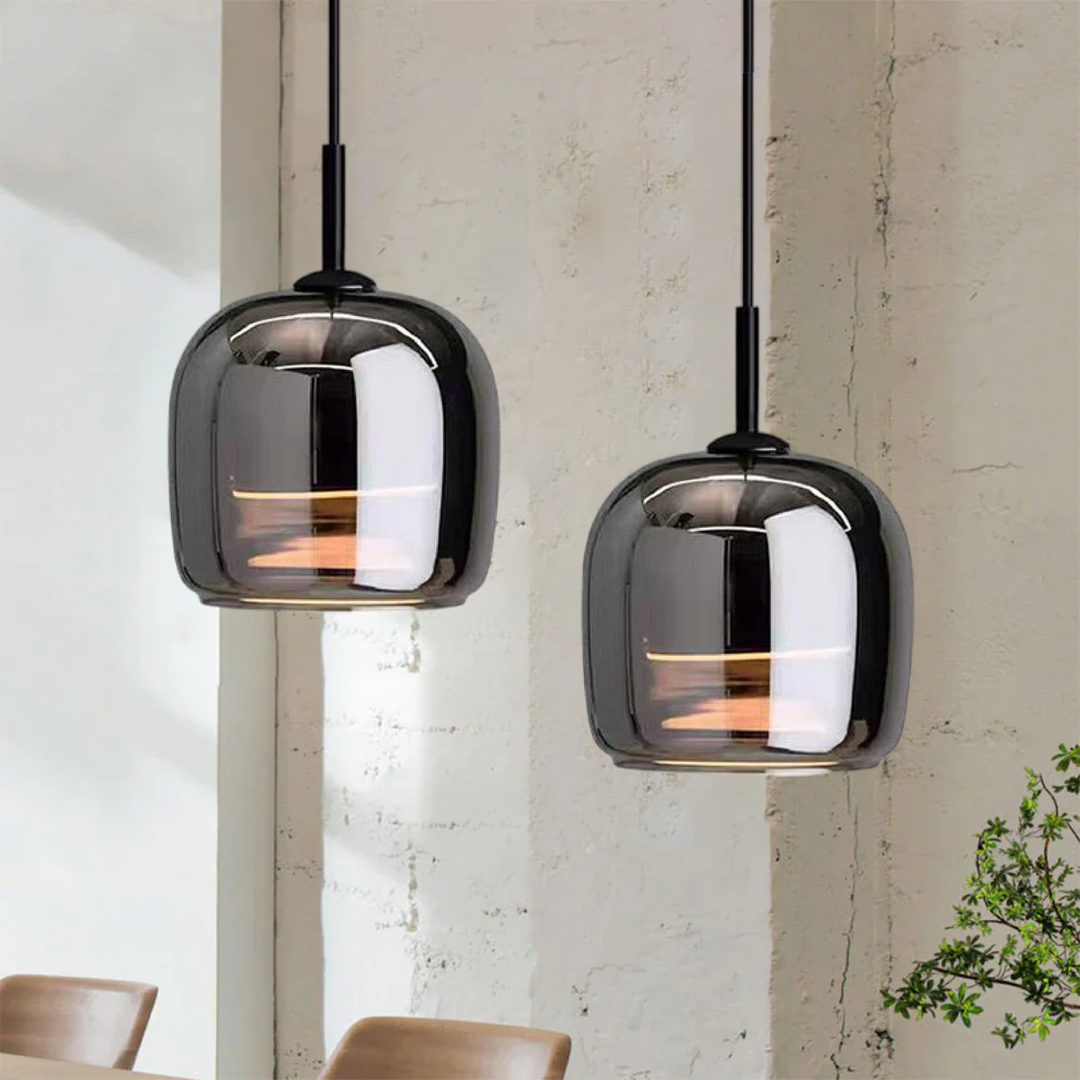 Suspension design moderne, verre noir, luminaire intérieur, style nordique. Éclairage élégant et tamisé.