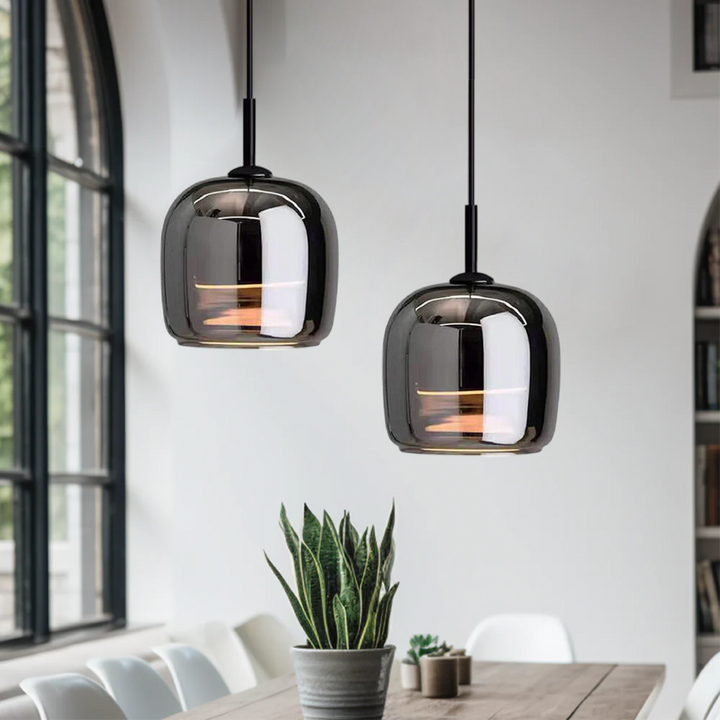 Suspension design moderne, verre noir, luminaire intérieur, style nordique. Éclairage élégant et tamisé.