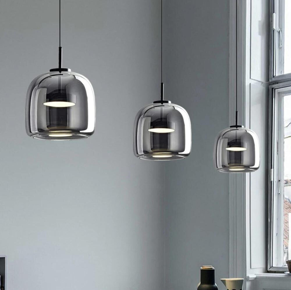 Suspension design moderne, verre noir, luminaire intérieur, style nordique. Éclairage élégant et tamisé.