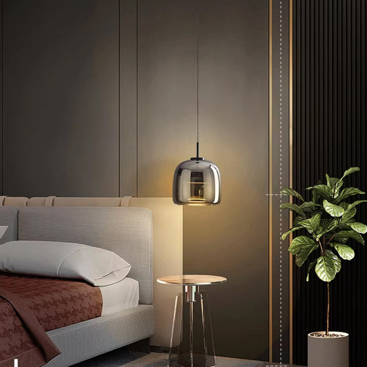 Suspension design moderne, verre noir, luminaire intérieur, style nordique. Éclairage élégant et tamisé.