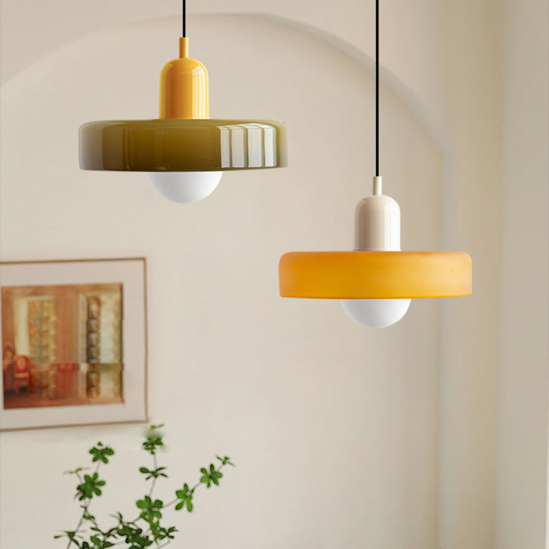 Suspension luminaire Bauhaus, verre coloré, design artistique, lumière douce.