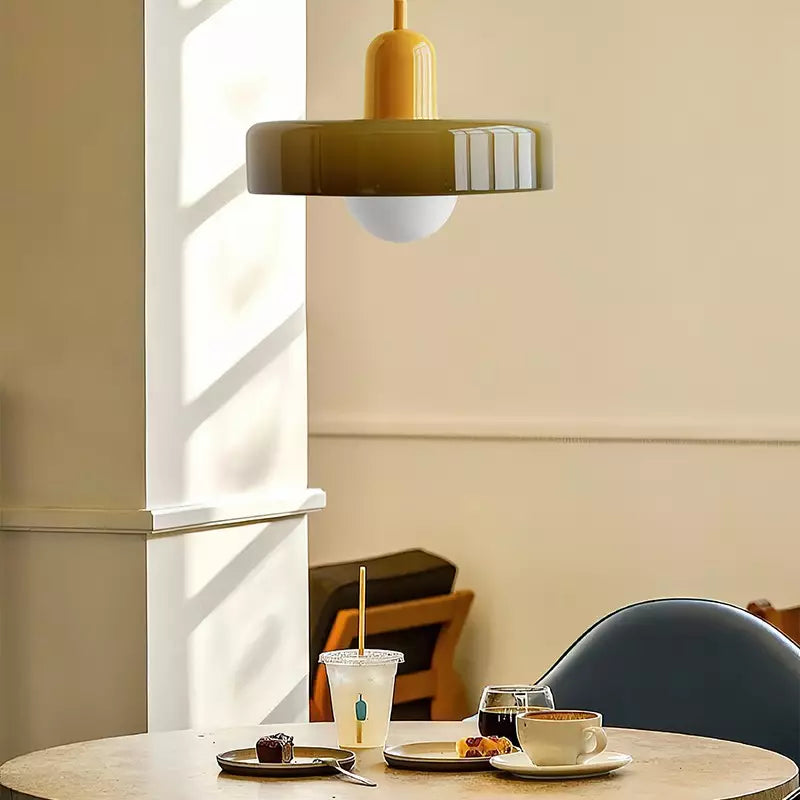 Suspension luminaire Bauhaus, verre coloré, design artistique, lumière douce.