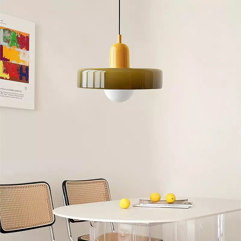Suspension luminaire Bauhaus, verre coloré, design artistique, lumière douce.