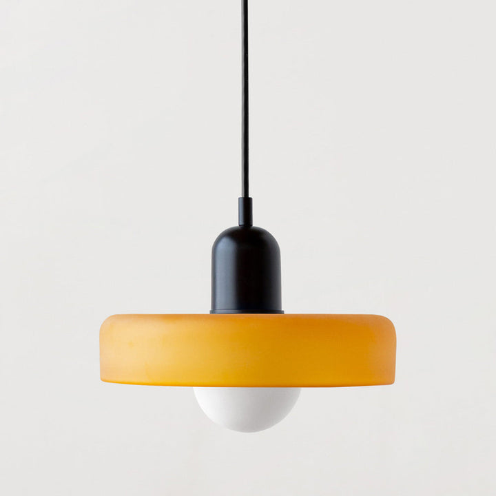Suspension luminaire Bauhaus, verre coloré, design artistique, lumière douce.