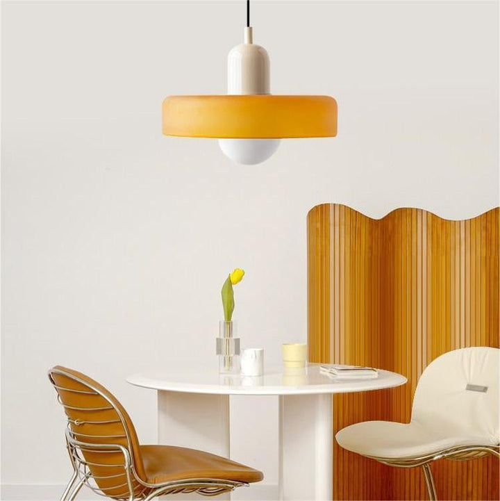 Suspension luminaire Bauhaus, verre coloré, design artistique, lumière douce.